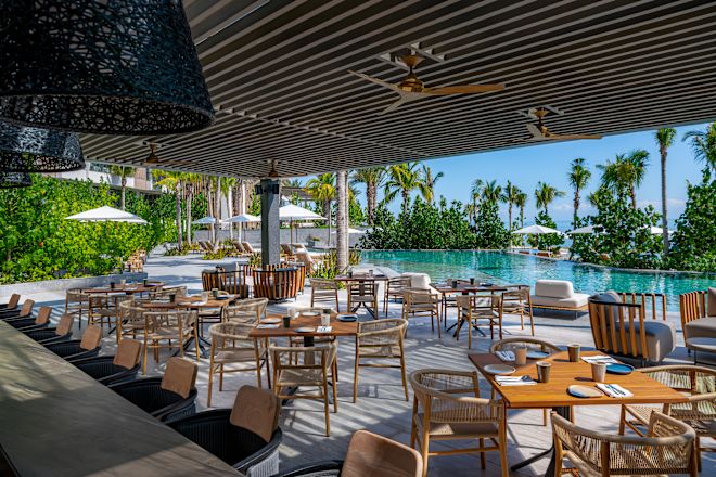 Restaurant mit Sitzgelegenheiten im Freien am Swimmingpool
