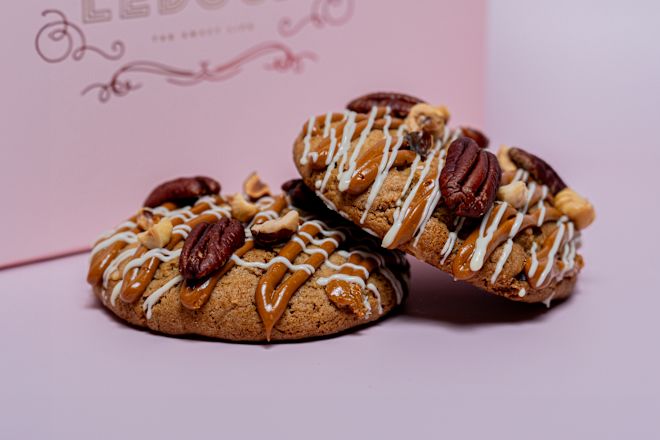 「ルドゥー」のテーブルに並べた塩キャラメルクッキー