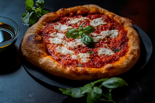 トライベッカ・マーケットのテーブルに並べたピザ