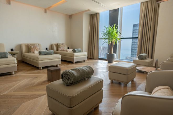 快適な椅子、植物、大きな窓を備えたスパのリラクゼーションルーム