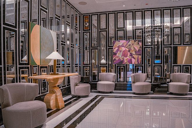 鏡を備えたミーティングの座席