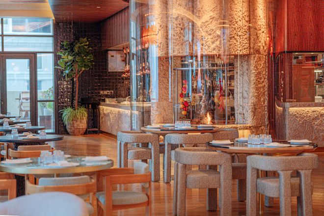 レストラン「マル」のダイニングルームとファイヤーロースト