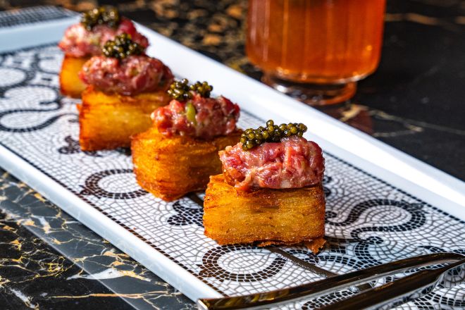 ザ・コートランド・バー、プライムビーフのタルタルの盛り合わせとカクテル