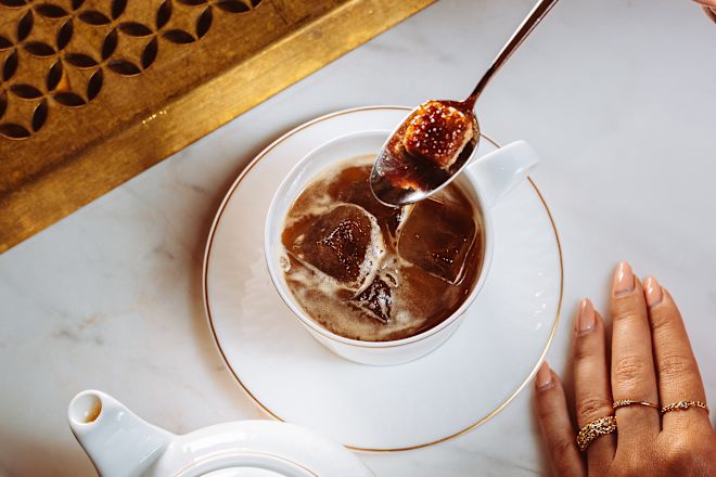 「コートランド・バー」でコーヒーを楽しむ女性