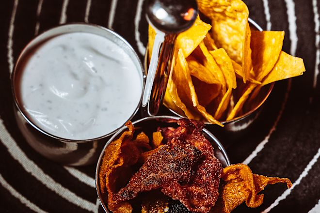 「コートランド・バー」のテーブルで味わうチップスとディップ