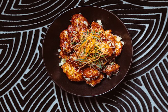 「コートランド・バー」の皿に盛り付けたテーブル