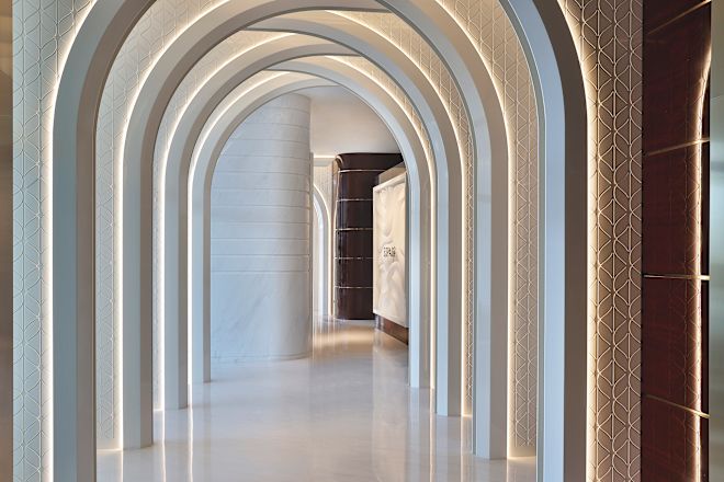 Entspannender Bereich mit Bögen im Spa