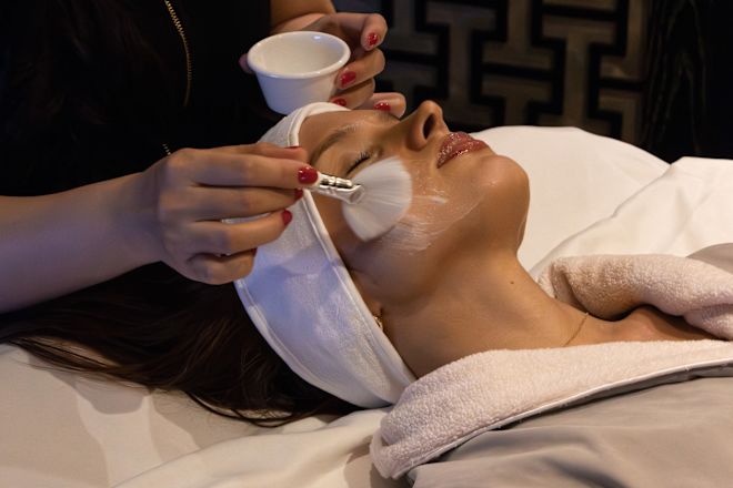 Femme devant un visage au spa