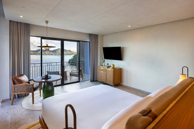 King Corner Room