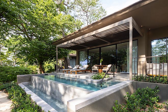 Privatterrasse der Pacifico Suite unter den Bäumen, Tauchbecken, Liegestühle