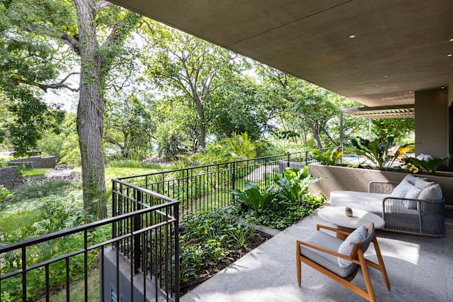 Balkon der Pacifico Suite, Sessel, Tisch, Blick auf die Bäume und die grüne Landschaft