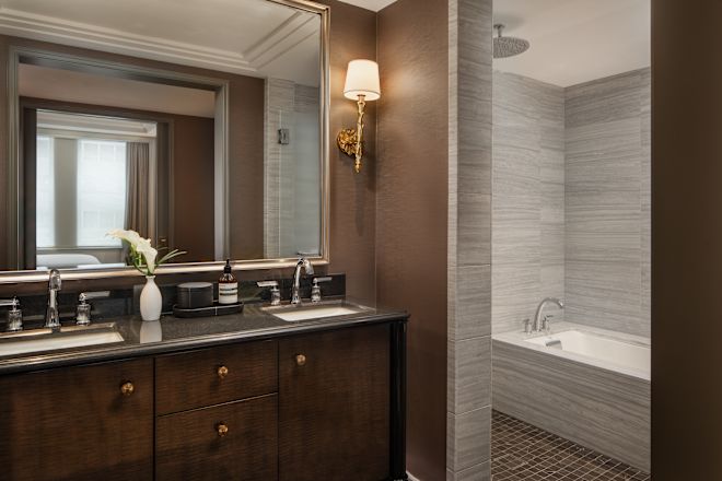 İki Adet Çift Kişilik Yataklı Banyo Görüntüsü