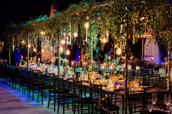 ballroom, meja resepsi pernikahan dengan peralatan makan malam