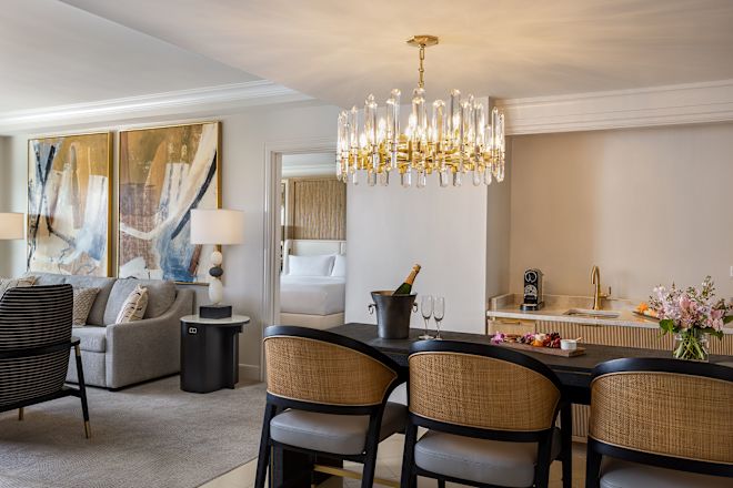 Ruang Tamu di Suite Hotel