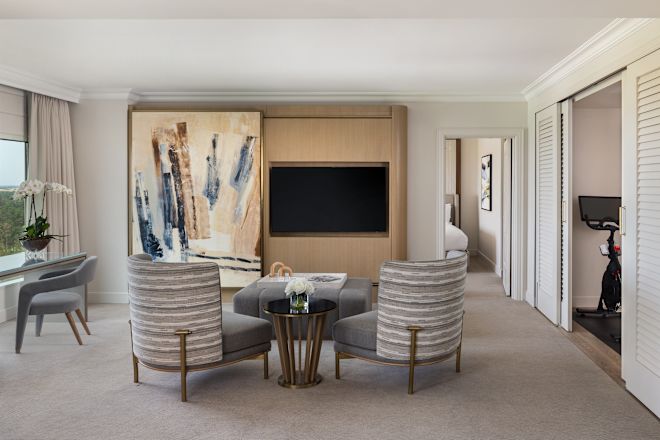 Ruang Tamu Suite dengan TV dan Kursi