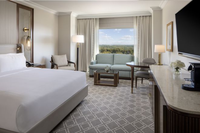 Kamar tamu dengan tempat tidur dan area duduk