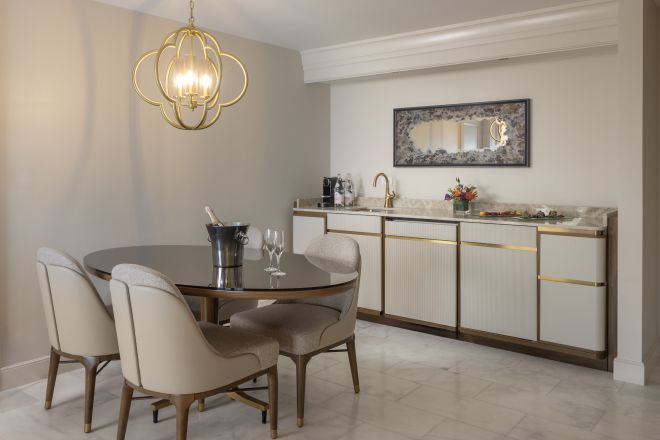 bar basah dan meja makan suite tamu