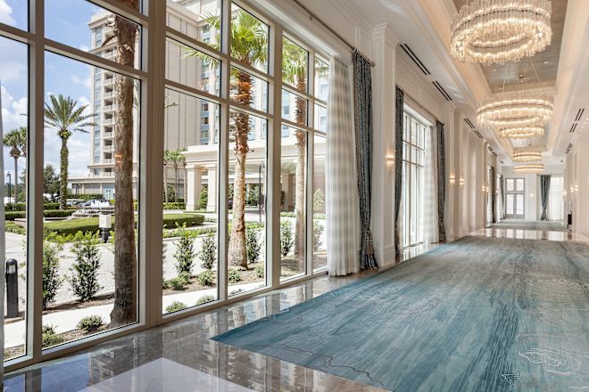 ruang praacara pertemuan, pemandangan jendela eksterior, dan pohon palem