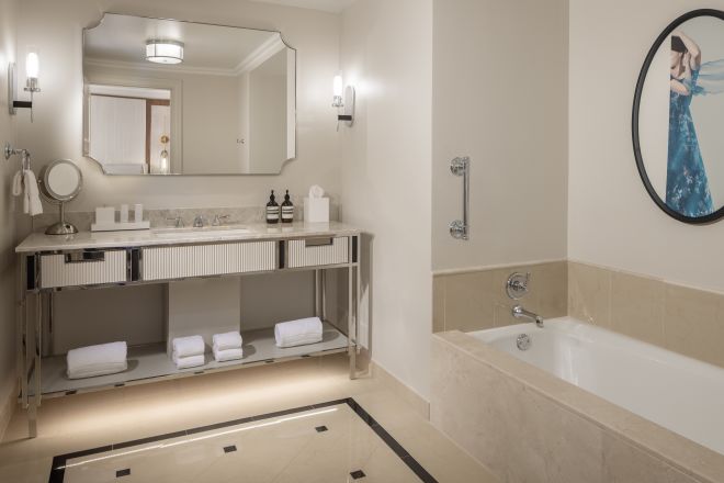 kamar mandi kamar tamu, meja rias, cermin, bak mandi