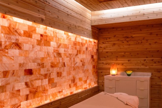 spa, ruang perawatan dengan dinding garam himalayan