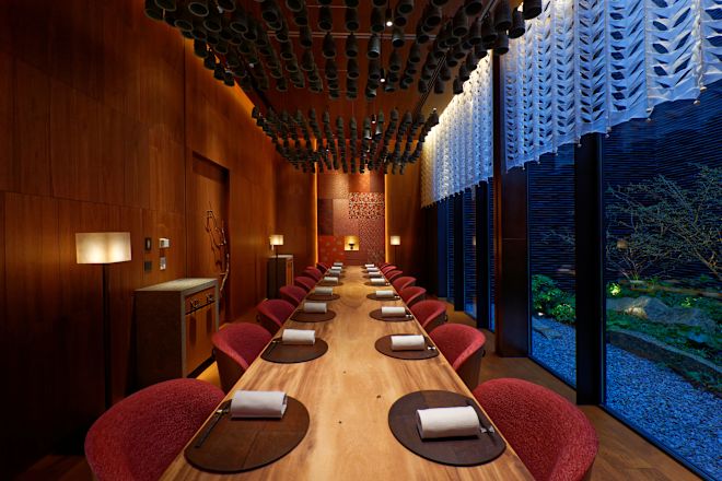 Set mare pentru masă la restaurantul TSukimi