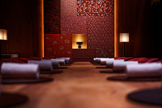 Masa de servit masa la restaurantul TSukimi