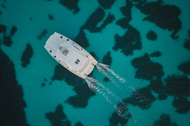 ariel-Ausblick auf das Boot, das sich über das Wasser bewegt