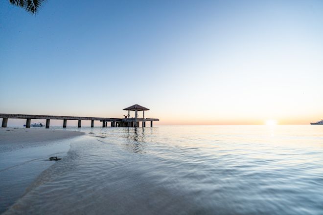 Ein Pier, der sich bis ins Meer erstreckt