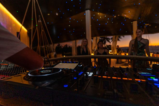 Damen bei Nacht mit DJ-Ausstattung in der Bar