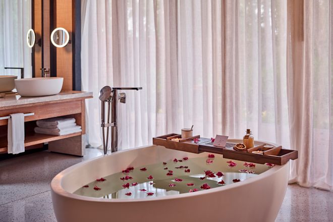 Gästebadezimmer mit Badewanne