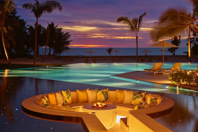 Lounge "La Perle" mit Blick auf den Poolbereich bei Sonnenuntergang