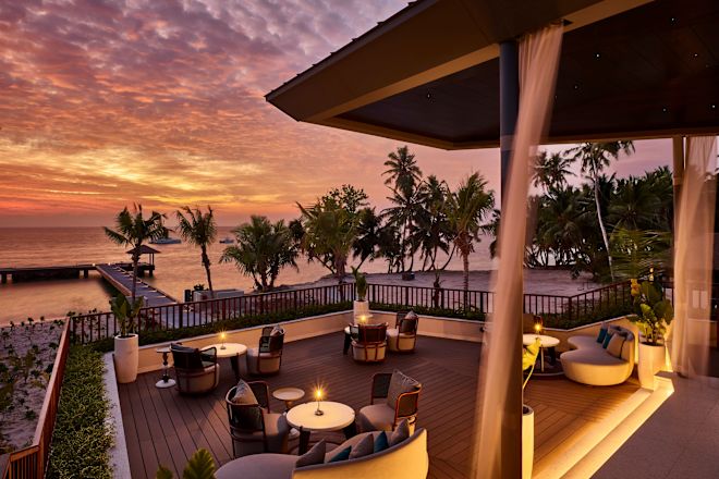 Blick auf die Terrasse des Restaurants bei Nacht