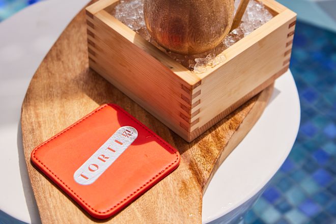 Glas mit Eisdrink und Limette auf Eis