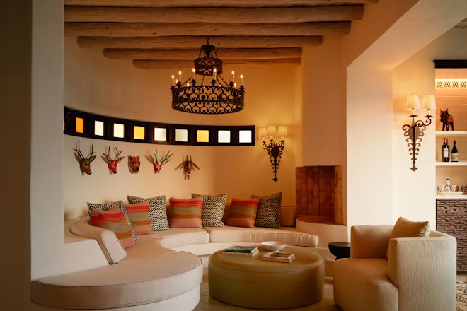 Amplio sofá en una sala de estar de la suite