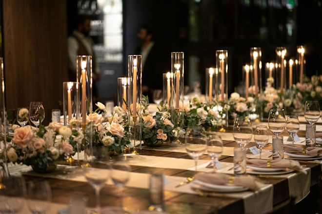 mese cu farfurii și lumânări