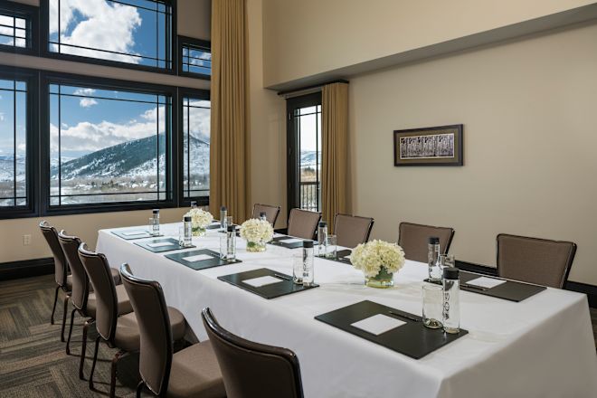 B prezidențial - Masă de consiliu