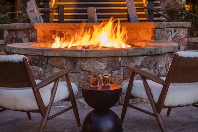 Două pahare de cocktail pe o masă mică lângă o foarfecă