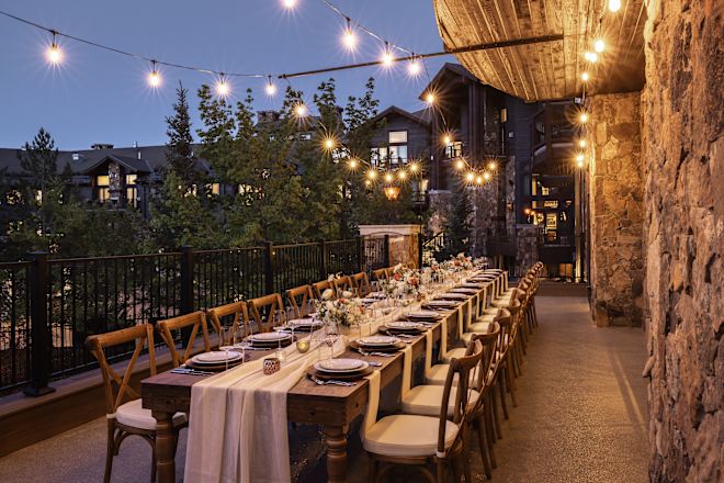 Terasă Frostwood, masă, veselă, șiruri