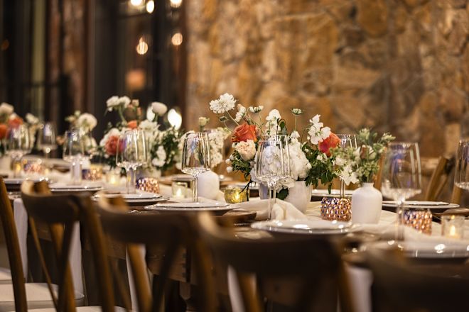 Flori pe o masă pentru masă