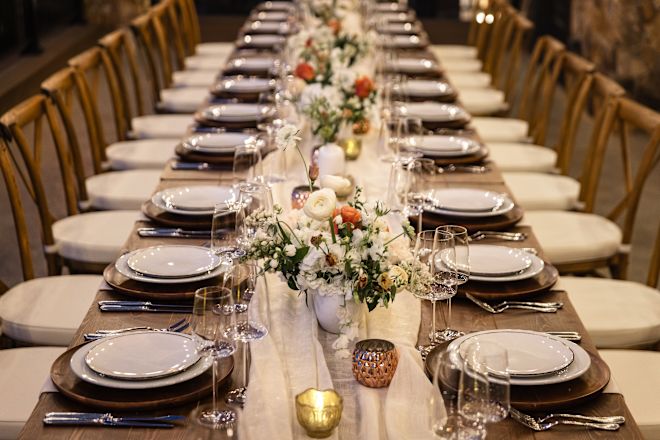 O masă mare cu flori pentru cină la un eveniment special