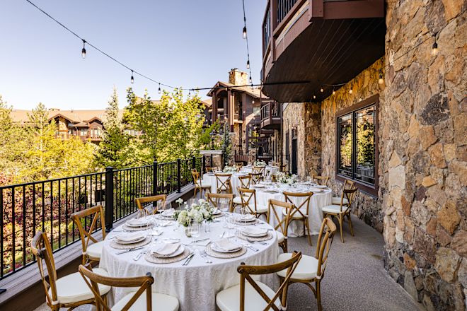 Terasă Frostwood, mese rotunde de recepție cu fețe de masă albe și cină