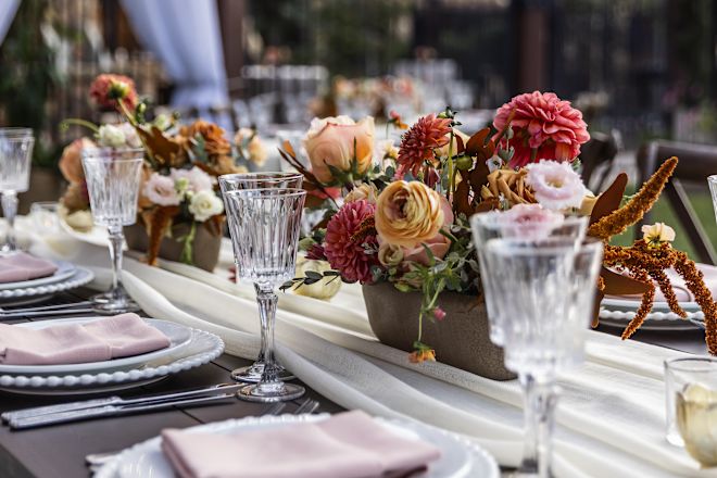 Flori pe o masă pentru a sărbători un eveniment special în aer liber