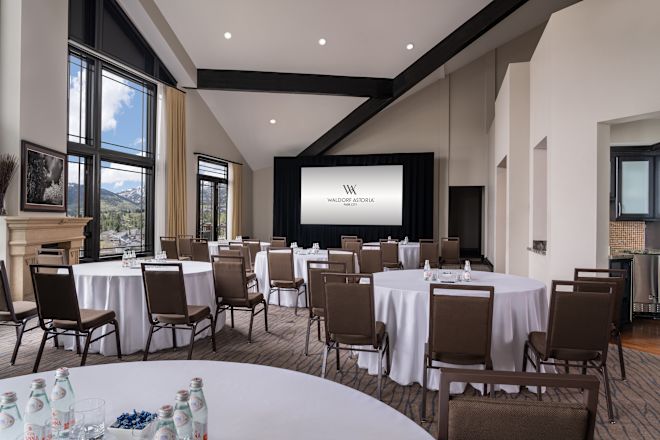 Configurare sală de conferințe prezidențială cu mese rotunde