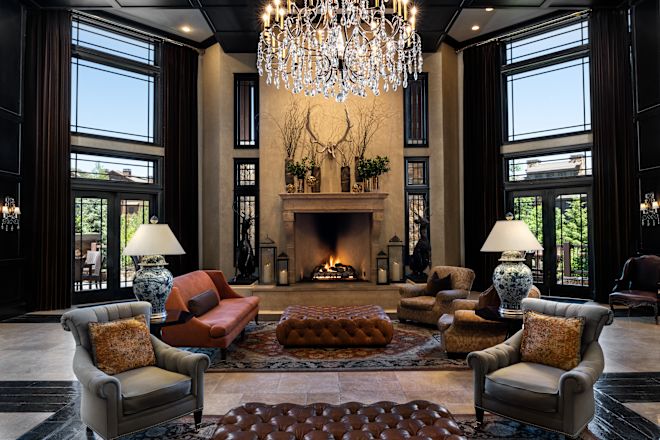 zonă de lounge în hol cu șemineu