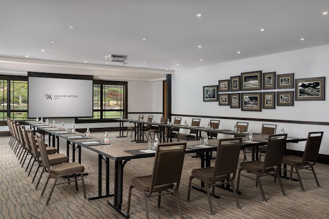 Configurare sală de conferințe Frostwood în stil U