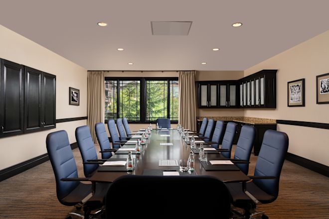 Sala de consiliu a lui Parley, cu o masă și o fereastră mari pentru conferințe