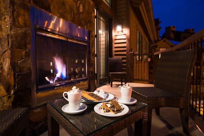 Configurare masă pentru cină pe balconul unui apartament