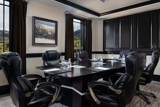 Cameră pentru mii de persoane cu mese și scaune