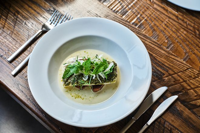 Vasul Signature pe o masă la restaurantul cu pudră