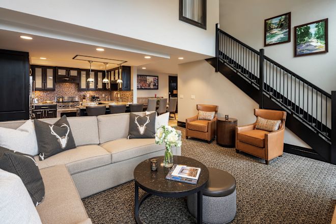 Zonă de lounge cu scaune confortabile